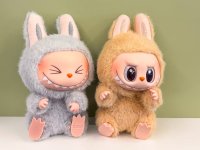 全网都在抢 Labubu!这届年轻人为什么为「丑萌」玩偶疯狂买单?