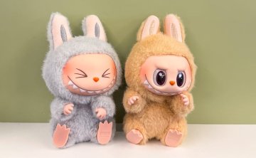 全网都在抢 Labubu!这届年轻人为什么为「丑萌」玩偶疯狂买单?